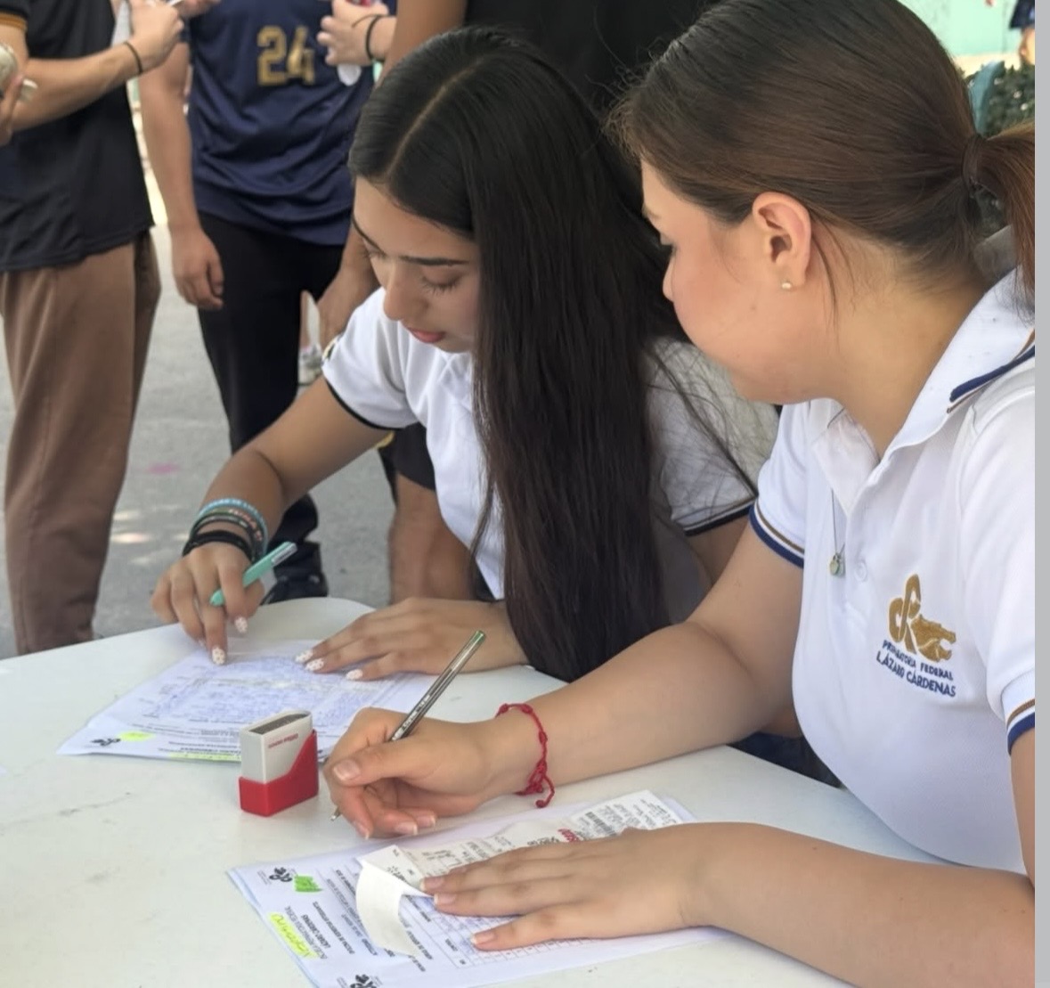 Estudiantes registrando su asistencia en las primeras charlas de PUENTE