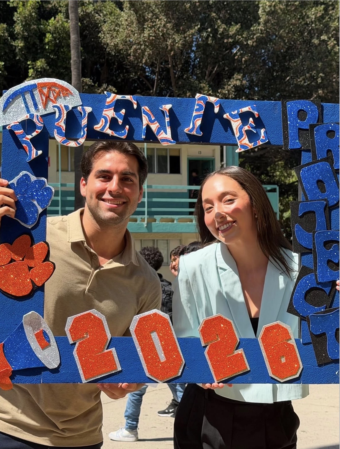 Miembros del equipo PUENTE con marco de la generación 2026